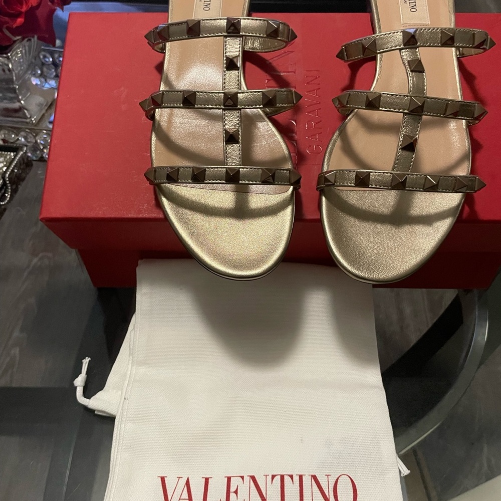 Valentino Garavani Rockstud Gold flat sandal in calfskin leather